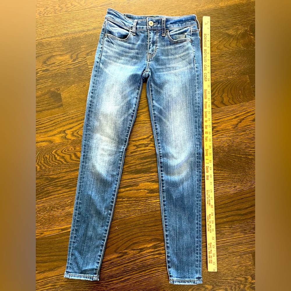 American Eagle women’s size 2 super  skinny Jeggings skinny denim blue jeans
